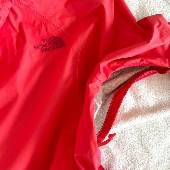 The North Face Venture Lightweight Rain Jacket - Picture 7 of 12